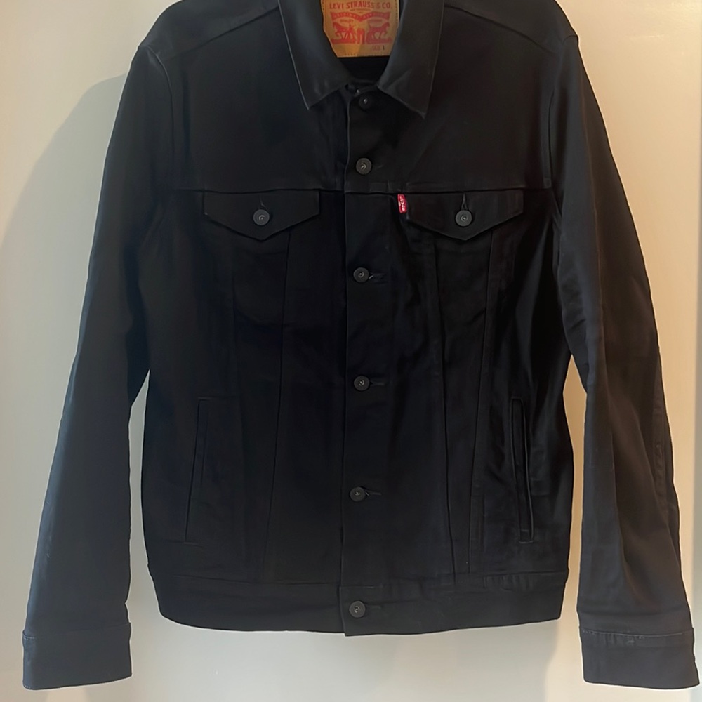 Men’s black Levi’s stretch denim jacket size Large.
